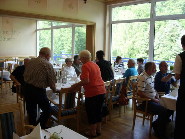 Platz nehmen zum Abendbüffet im Morada-Hotel Alexisbad