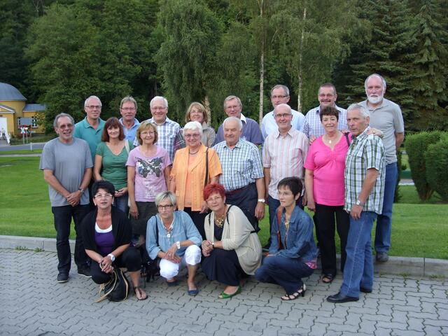 Gruppenbild im Hintergrund die Petruskapelle von Alexisbad