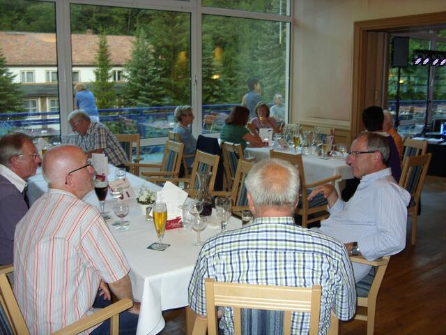 Platz nehmen zum Abendbüffet im Morada-Hotel Alexisbad