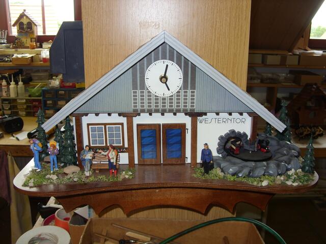 Eine schöne Uhr mit Bahnhof