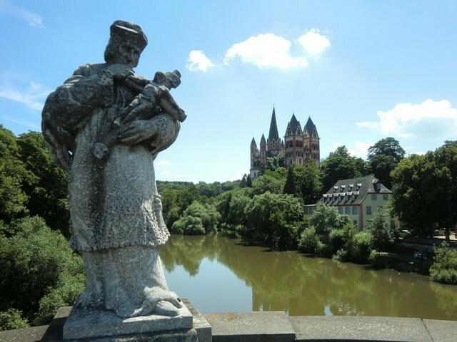 Blick über die Lahn auf Limburg.