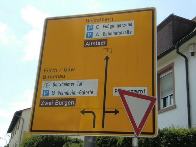 Großzügig dimensioniertes Schild der B3 in Weinheim.