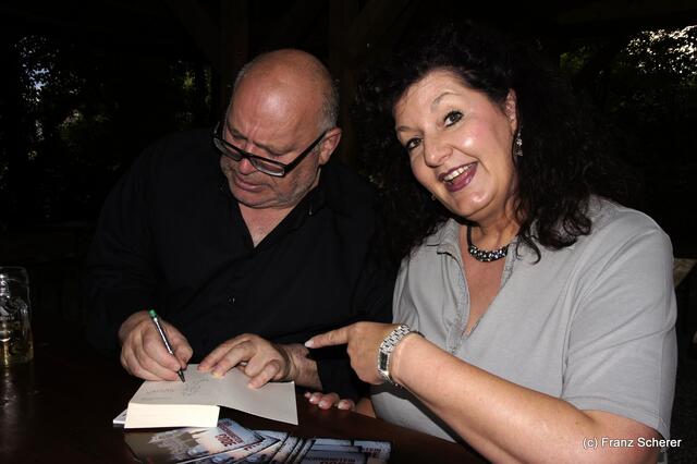 Arno Loeb: Der Neuschwanstein Code - Autor Arno Loeb und myheimat-Reporterin Sabina Scherer bei der Buchbesprechung