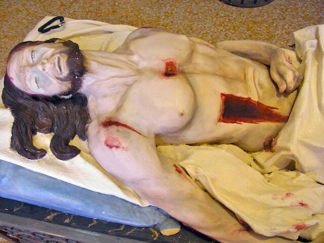 In einem Museum sind Mysterien ausgestellt,  überdimensionale Bildtafeln mit Episoden vom Leben und Sterben Christi, die die Jugendlichen Procidas jedes Jahr neu fertigen und am Karfreitag auf ihren Schultern durch die Gassen tragen.