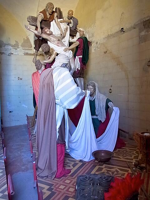 In einem Museum sind Mysterien ausgestellt,  überdimensionale Bildtafeln mit Episoden vom Leben und Sterben Christi, die die Jugendlichen Procidas jedes Jahr neu fertigen und am Karfreitag auf ihren Schultern durch die Gassen tragen.