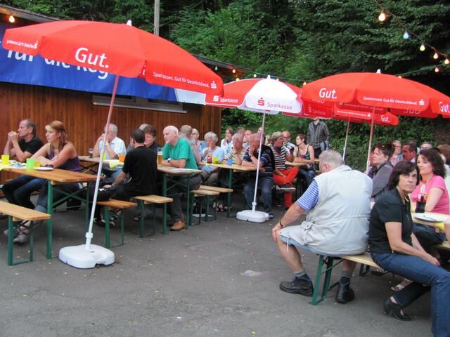 Rund 150 Gäste konnten die Dietesheimer Schützen auf dem Anton - Benedikt - Platz vor dem Schützenhaus begrüßen.