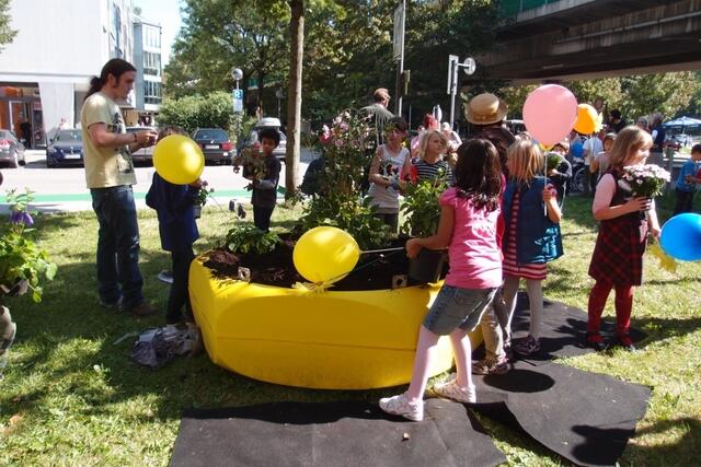 Am Candidplatz freuen sich alle über die bunten Pflanztröge