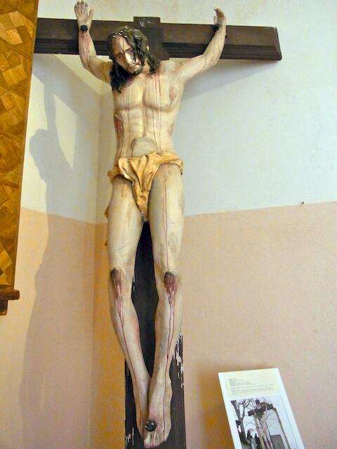 In einem Museum sind Mysterien ausgestellt,  überdimensionale Bildtafeln mit Episoden vom Leben und Sterben Christi, die die Jugendlichen Procidas jedes Jahr neu fertigen und am Karfreitag auf ihren Schultern durch die Gassen tragen.