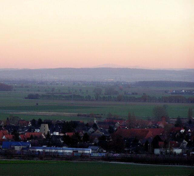 In der Ferne sieht man den Brocken und den Wurmberg im Harz