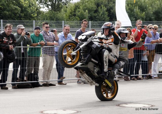1. Augsburger Porsche Freundschaftreffen 2012 in der Augsburger SGL-Arena - Stuntshow mit Harley Davidson-Stuntman Rainer Schwarz