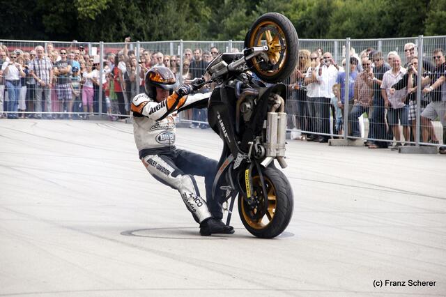 1. Augsburger Porsche Freundschaftreffen 2012 in der Augsburger SGL-Arena - Stuntshow mit Harley Davidson-Stuntman Rainer Schwarz