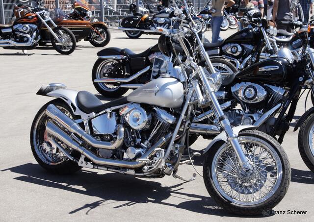 1. Augsburger Porsche Freundschaftreffen 2012 in der Augsburger SGL-Arena - Harley Davidson Westpoint Augsburg beeindruckte mit einer riesigen Bike-Show