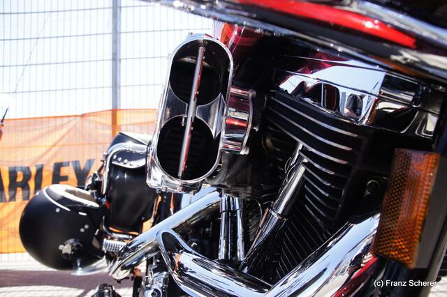 1. Augsburger Porsche Freundschaftreffen 2012 in der Augsburger SGL-Arena - Harley Davidson Westpoint Augsburg beeindruckte mit einer riesigen Bike-Show