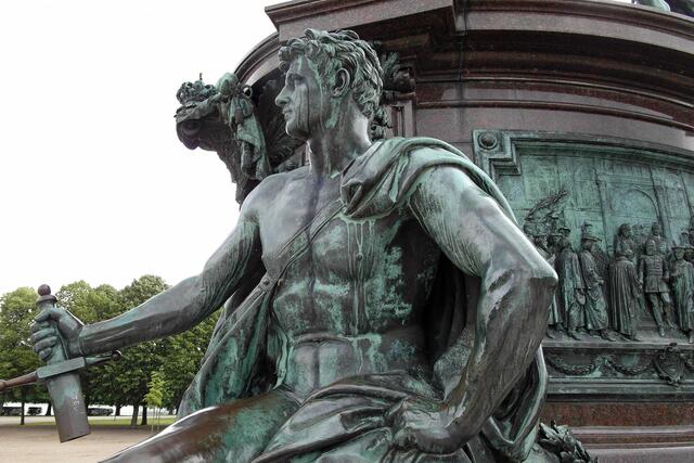 Eckfigur Allegorie der "Stärke"