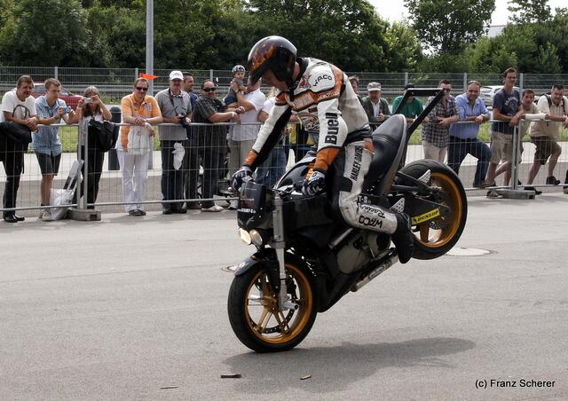 1. Augsburger Porsche Freundschaftreffen 2012 in der Augsburger SGL-Arena - Stuntshow mit Harley Davidson-Stuntman Rainer Schwarz