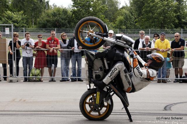 1. Augsburger Porsche Freundschaftreffen 2012 in der Augsburger SGL-Arena - Stuntshow mit Harley Davidson-Stuntman Rainer Schwarz