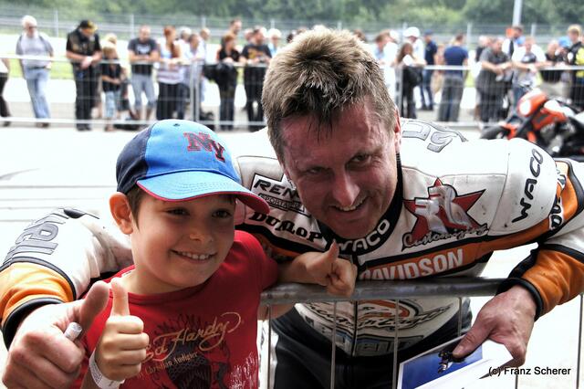 1. Augsburger Porsche Freundschaftreffen 2012 in der Augsburger SGL-Arena - Stuntshow mit Harley Davidson-Stuntman Rainer Schwarz