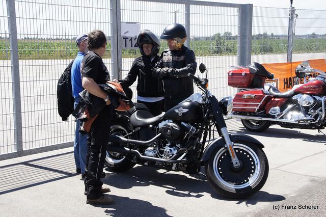 1. Augsburger Porsche Freundschaftreffen 2012 in der Augsburger SGL-Arena - Harley Davidson Westpoint Augsburg beeindruckte mit einer riesigen Bike-Show