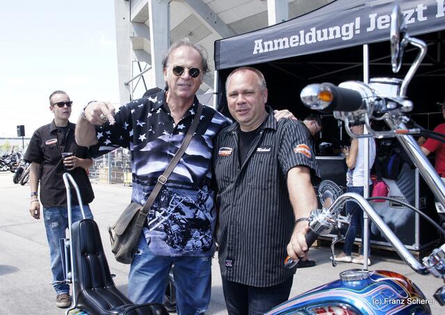 1. Augsburger Porsche Freundschaftreffen 2012 in der Augsburger SGL-Arena - Harley Davidson Westpoint Augsburg baute das neue Custom-Bike für Schauspieler Wolfgang Fierek. Im Bild Fierek mit HD Westpoint Augsburg-Chef Michael Scholz
