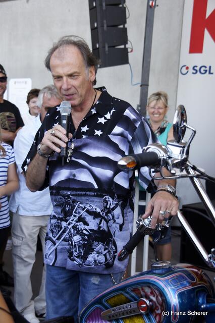 1. Augsburger Porsche Freundschaftreffen 2012 in der Augsburger SGL-Arena - Harley Davidson Westpoint Augsburg baute das neue Custom-Bike für Schauspieler Wolfgang Fierek. Der symphatische Schauspieler bei der Übergabe seines Bike