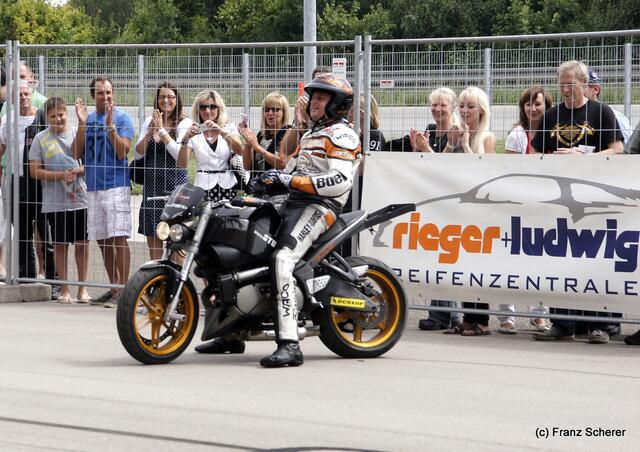 1. Augsburger Porsche Freundschaftreffen 2012 in der Augsburger SGL-Arena - Stuntshow mit Harley Davidson-Stuntman Rainer Schwarz