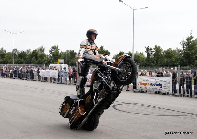 1. Augsburger Porsche Freundschaftreffen 2012 in der Augsburger SGL-Arena - Stuntshow mit Harley Davidson-Stuntman Rainer Schwarz