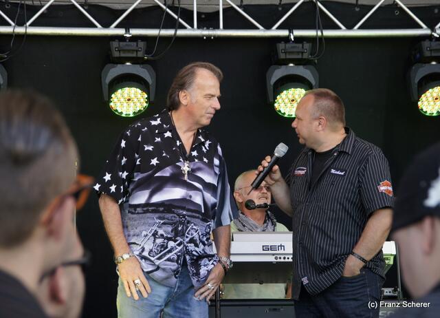 1. Augsburger Porsche Freundschaftstreffen - Schauspieler Wolfgang Fierek freut sich über sein neues Harley Davidson Custom-Bike vom Harley Davidson Westpoint Augsburg. Firek im Gespräch mit Westpoint Augsburg-Boss Michael Schwarz