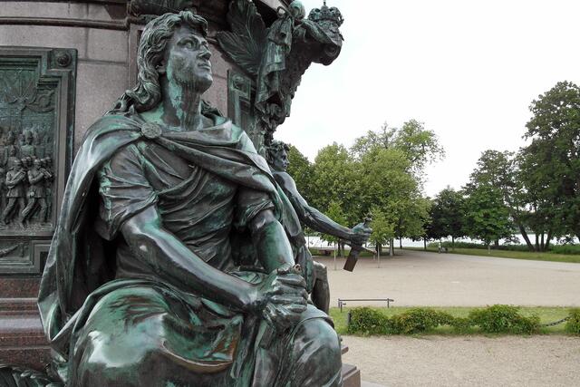Eckfigur Allegorie des "Glaubens"