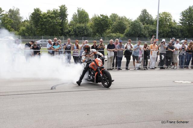 1. Augsburger Porsche Freundschaftreffen 2012 in der Augsburger SGL-Arena - Stuntshow mit Harley Davidson-Stuntman Rainer Schwarz