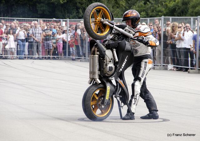 1. Augsburger Porsche Freundschaftreffen 2012 in der Augsburger SGL-Arena - Stuntshow mit Harley Davidson-Stuntman Rainer Schwarz