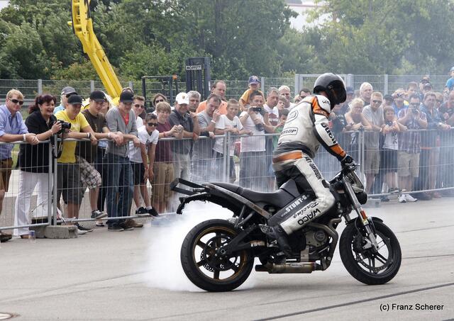 1. Augsburger Porsche Freundschaftreffen 2012 in der Augsburger SGL-Arena - Stuntshow mit Harley Davidson-Stuntman Rainer Schwarz