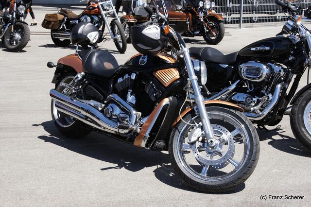 1. Augsburger Porsche Freundschaftreffen 2012 in der Augsburger SGL-Arena - Harley Davidson Westpoint Augsburg beeindruckte mit einer riesigen Bike-Show