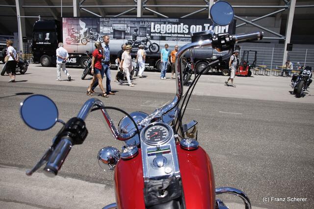 1. Augsburger Porsche Freundschaftreffen 2012 in der Augsburger SGL-Arena - Harley Davidson Westpoint Augsburg beeindruckte mit einer riesigen Bike-Show