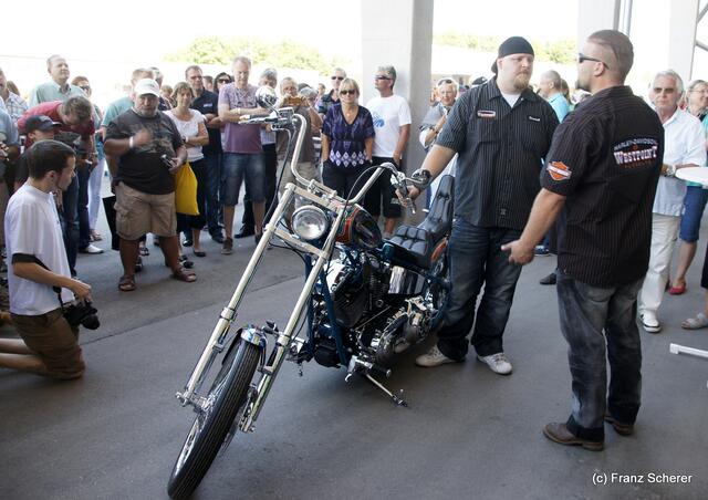 1. Augsburger Porsche Freundschaftreffen 2012 in der Augsburger SGL-Arena - Harley Davidson Westpoint Augsburg baute das neue Custom-Bike für Schauspieler Wolfgang Fierek.