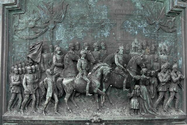 Relieftafel "Einzug des Großherzogs Friedrich Franz II. 1871 in Schwerin" (gemeint ist die Rückkehr der siegreichen mecklenburgischen Truppen nach dem Krieg gegen Frankreich)