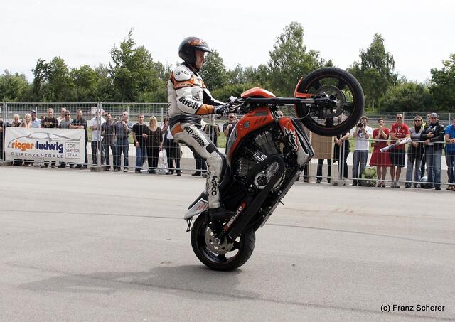 1. Augsburger Porsche Freundschaftreffen 2012 in der Augsburger SGL-Arena - Stuntshow mit Harley Davidson-Stuntman Rainer Schwarz