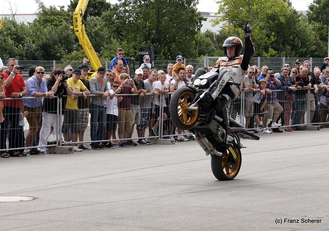 1. Augsburger Porsche Freundschaftreffen 2012 in der Augsburger SGL-Arena - Stuntshow mit Harley Davidson-Stuntman Rainer Schwarz