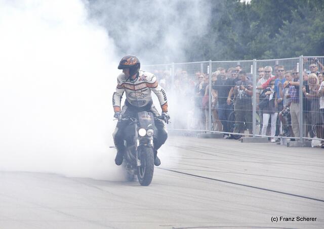 1. Augsburger Porsche Freundschaftreffen 2012 in der Augsburger SGL-Arena - Stuntshow mit Harley Davidson-Stuntman Rainer Schwarz