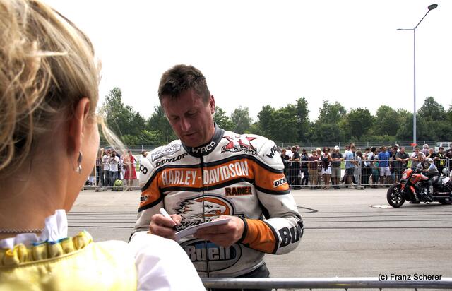 1. Augsburger Porsche Freundschaftreffen 2012 in der Augsburger SGL-Arena - Stuntshow mit Harley Davidson-Stuntman Rainer Schwarz