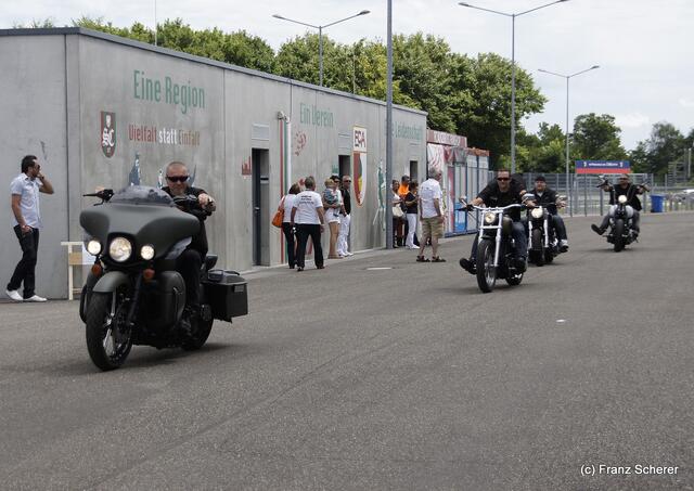 1. Augsburger Porsche Freundschaftreffen 2012 in der Augsburger SGL-Arena - Der Sound, der aufhorchen lässt: Die Harley Davidson Bikes vom Westpoint Augsburg