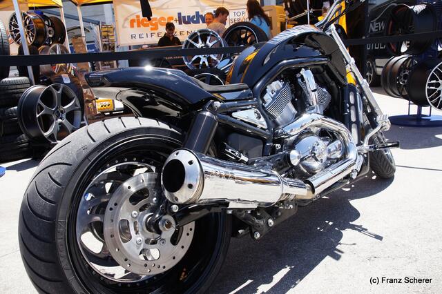 1. Augsburger Porsche Freundschaftreffen 2012 in der Augsburger SGL-Arena - Harley Davidson Westpoint Augsburg beeindruckte mit einer riesigen Bike-Show