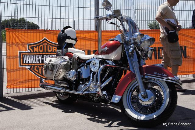 1. Augsburger Porsche Freundschaftreffen 2012 in der Augsburger SGL-Arena - Harley Davidson Westpoint Augsburg beeindruckte mit einer riesigen Bike-Show