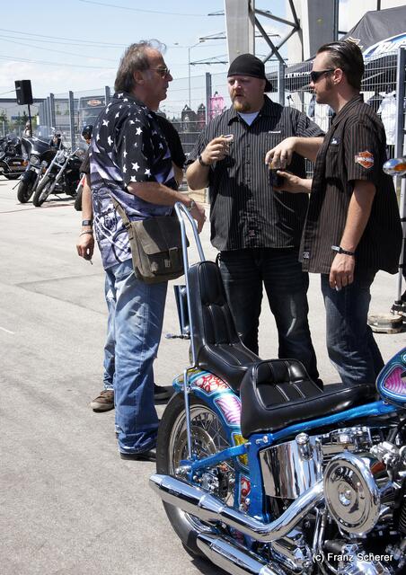 1. Augsburger Porsche Freundschaftreffen 2012 in der Augsburger SGL-Arena - Harley Davidson Westpoint Augsburg baute das neue Custom-Bike für Schauspieler Wolfgang Fierek