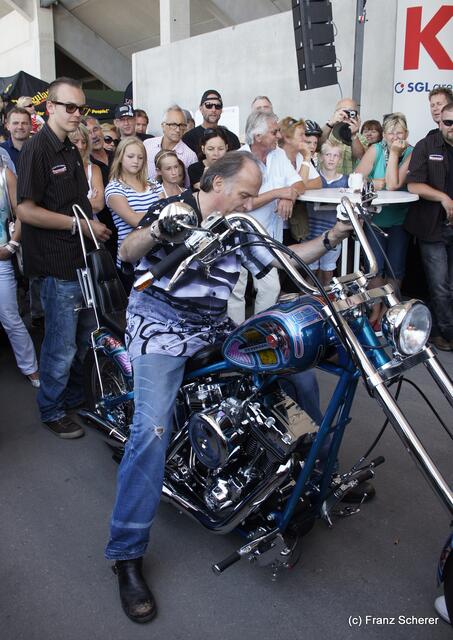 1. Augsburger Porsche Freundschaftstreffen - Schauspieler Wolfgang Fierek freut sich über sein neues Harley Davidson Custom-Bike vom Harley Davidson Westpoint Augsburg
