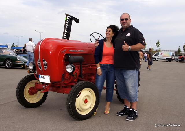 1. Augsburger Porsche Freundschaftreffen 2012 in der Augsburger SGL-Arena - Der Porsche-Traktor war Anziehungspunkt für viele Besucher