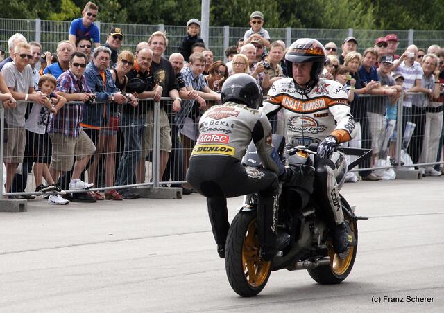 1. Augsburger Porsche Freundschaftreffen 2012 in der Augsburger SGL-Arena - Stuntshow mit Harley Davidson-Stuntman Rainer Schwarz und Markus Henninger