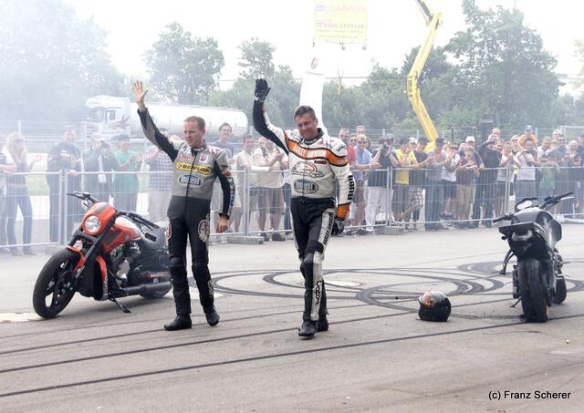 1. Augsburger Porsche Freundschaftreffen 2012 in der Augsburger SGL-Arena - Stuntshow mit Harley Davidson-Stuntman Rainer Schwarz und Markus Henninger