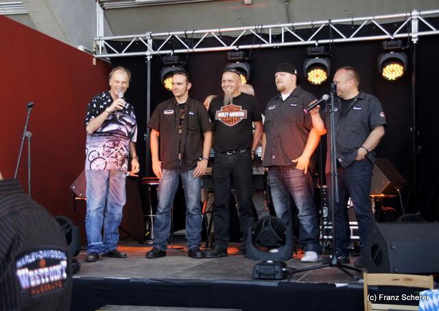 1. Augsburger Porsche Freundschaftstreffen - Schauspieler Wolfgang Fierek freut sich über sein neues Harley Davidson Custom-Bike vom Harley Davidson Westpoint Augsburg