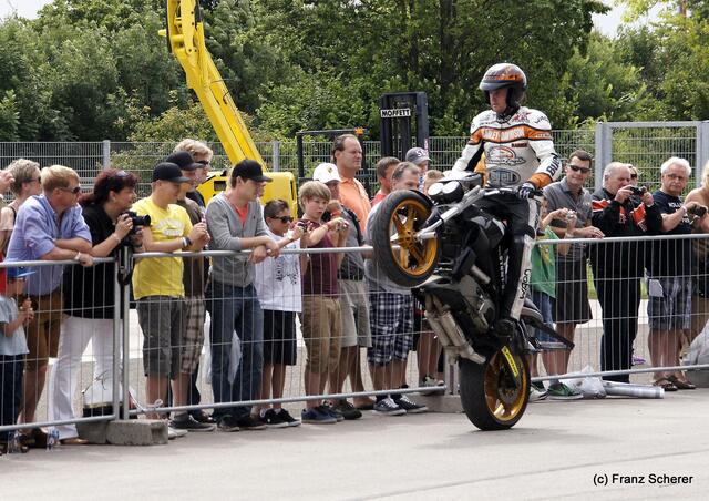 1. Augsburger Porsche Freundschaftreffen 2012 in der Augsburger SGL-Arena - Stuntshow mit Harley Davidson-Stuntman Rainer Schwarz