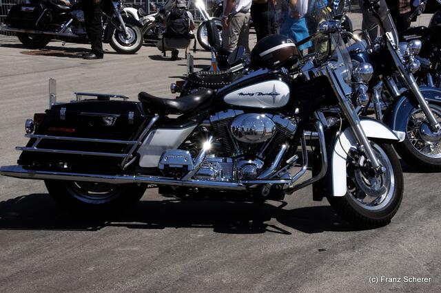 1. Augsburger Porsche Freundschaftreffen 2012 in der Augsburger SGL-Arena - Harley Davidson Westpoint Augsburg beeindruckte mit einer riesigen Bike-Show